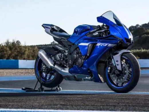 „Yamaha“ išleidžia 2025 R1 ir R1M su anglies pluošto spoileriais, patobulintais amortizatoriais ir stabdžiais